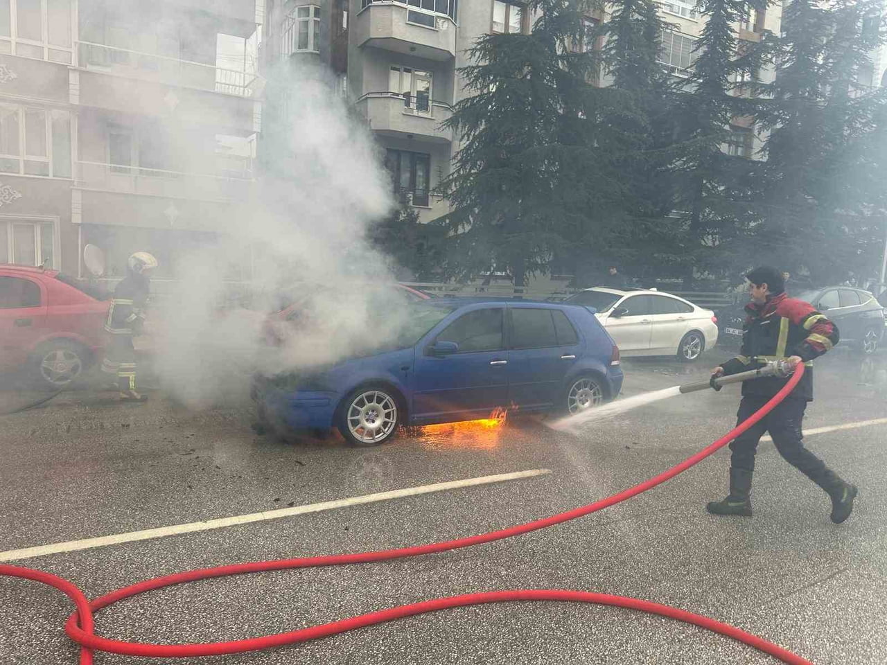 UŞAK’TA SEYİR HALİNDEYKEN MOTOR KISMINDAN ALEV ALAN OTOMOBİL, İTFAİYE EKİPLERİNCE...