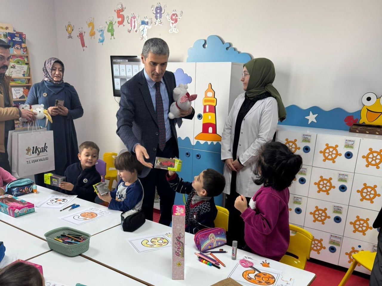 UŞAK VALİSİ NACİ AKTAŞ, KARAHAN KUR’AN KURSU’NDA ÖĞRENCİLER VE ÖĞRETİCİLERLE BİR ARAYA...