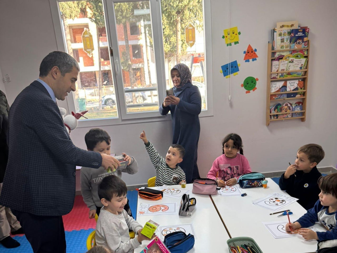 UŞAK VALİSİ NACİ AKTAŞ, KARAHAN KUR’AN KURSU’NDA ÖĞRENCİLER VE ÖĞRETİCİLERLE BİR ARAYA...