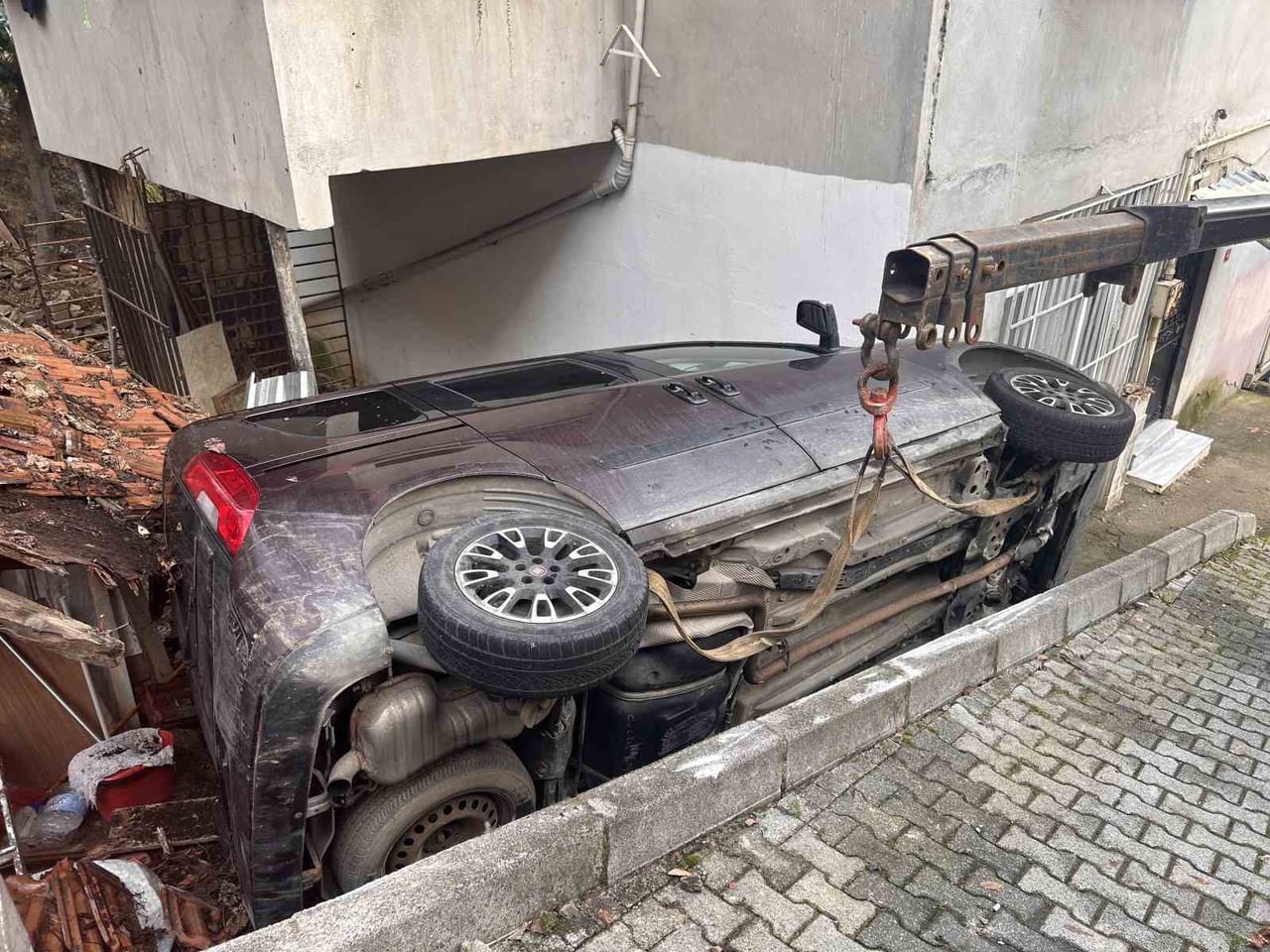 ÜSKÜDAR'DA YOKUŞ AŞAĞI PARK HALİNDEYKEN VİTESİ BOŞTA KALAN ARAÇ KONTROLDEN ÇIKARAK BİR EVİN...