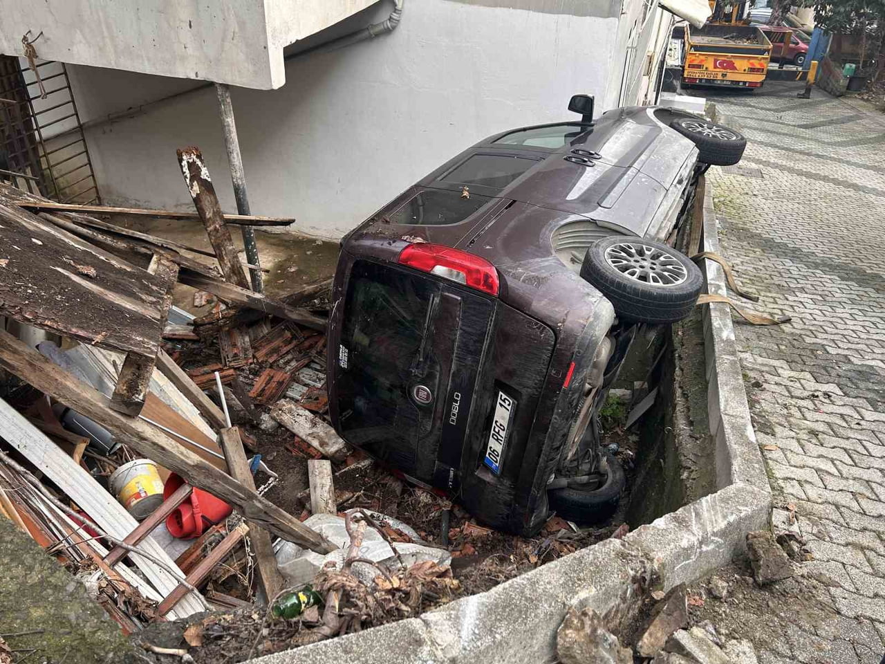 ÜSKÜDAR'DA YOKUŞ AŞAĞI PARK HALİNDEYKEN VİTESİ BOŞTA KALAN ARAÇ KONTROLDEN ÇIKARAK BİR EVİN...