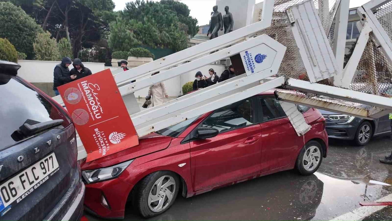 ÜSKÜDAR’DA SEYİR HALİNDE BULUNAN BİR TIRIN ÜSTÜNDE TAŞINAN EKSKAVATÖRÜN YOL ÜZERİNDEKİ TABELAYA...