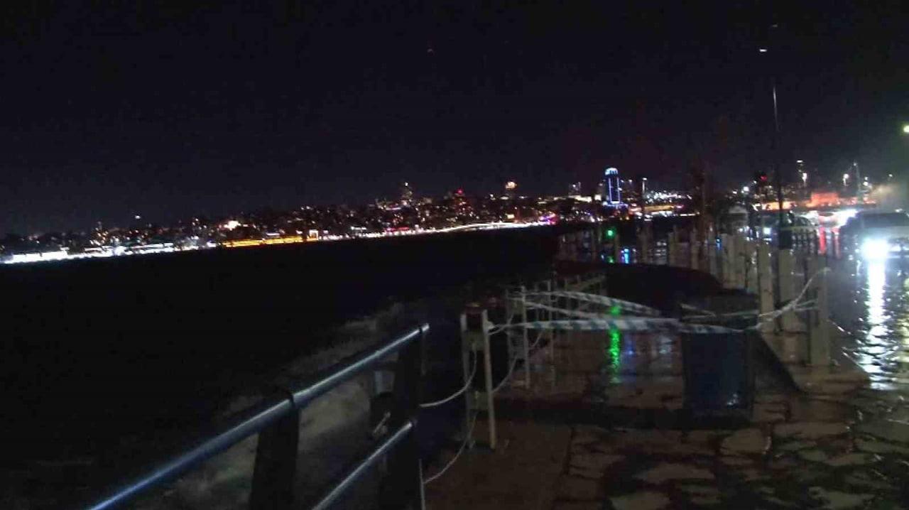 ÜSKÜDAR SAHİLİ'NDE DEV DALGALAR OLUŞTU