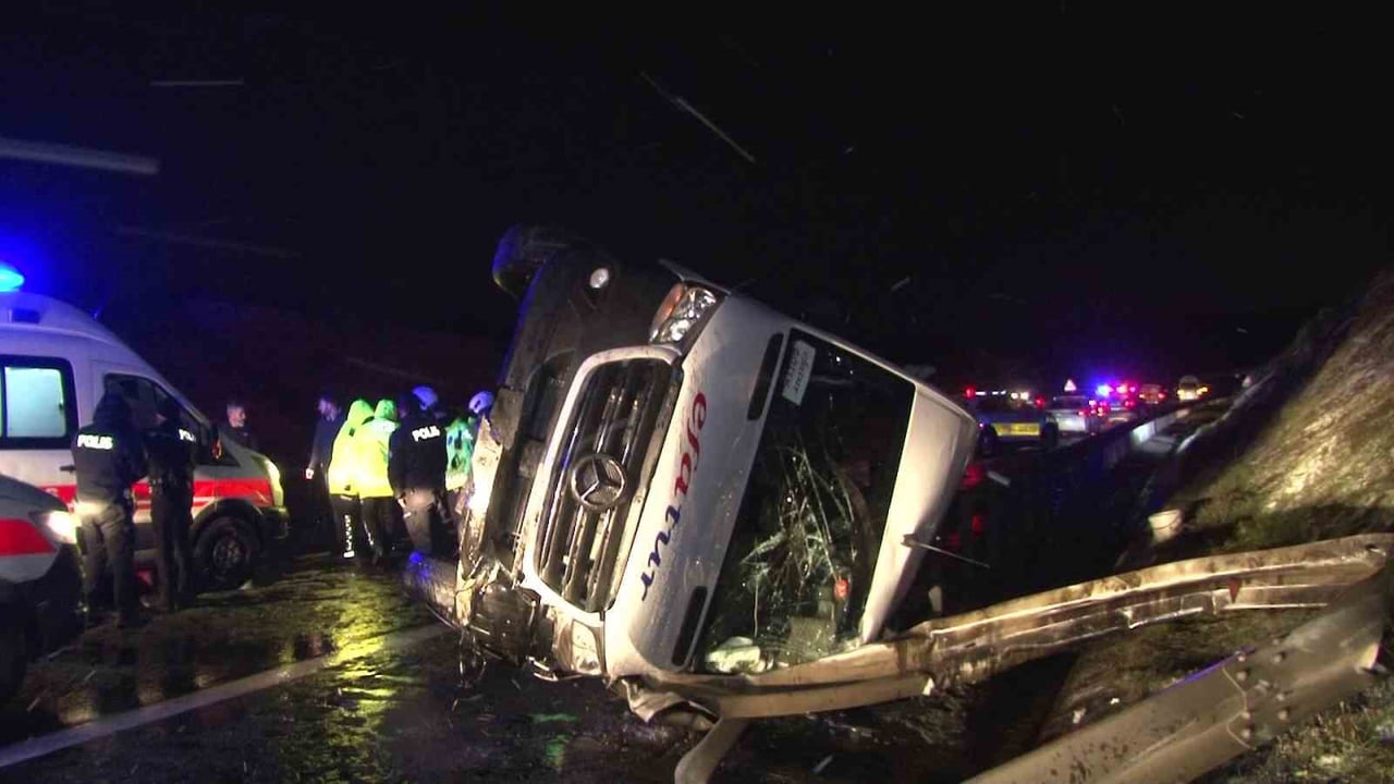 UZEY MARMARA OTOYOLU’NDA KAR YAĞIŞI KAZA GETİRDİ: 11 YARALI