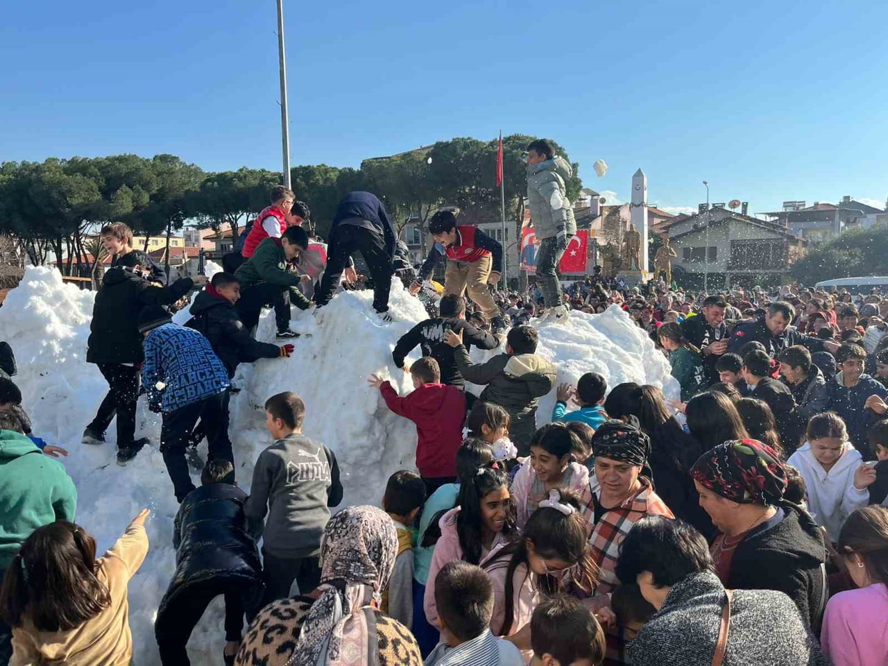 UZUN YILLARDIR KAR YAĞIŞI GÖRÜLMEYEN AYDIN’IN GERMENCİK İLÇESİNDE, YARIYIL TATİLİNE GİREN...
