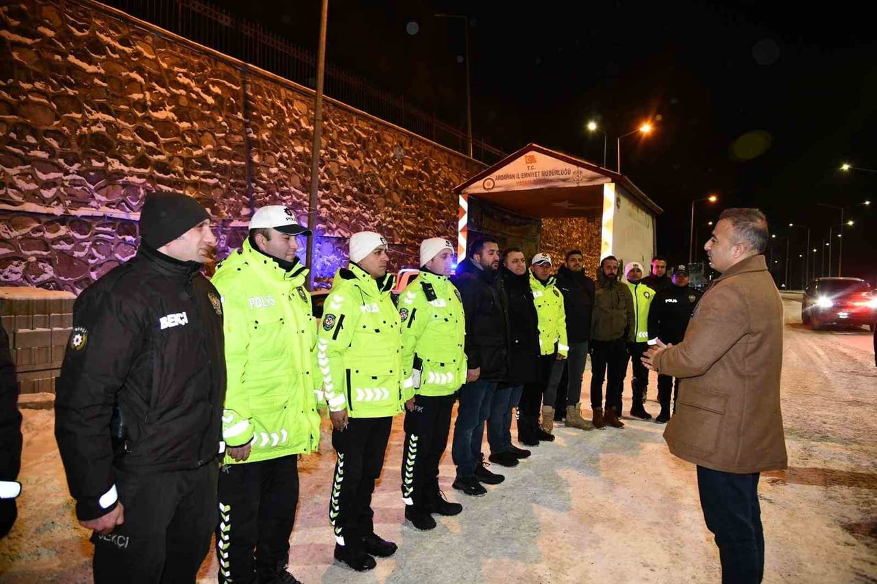 VAALİ ÇİÇEK, YILBAŞINDA GÖREVLİ JANDARMA, POLİS VE SAĞLIKÇILARI ZİYARET ETTİ. (OLGUN...