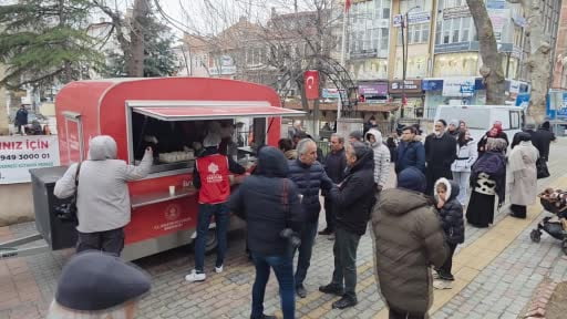 Vakıflardan vatandaşlara sıcak salep ikramı