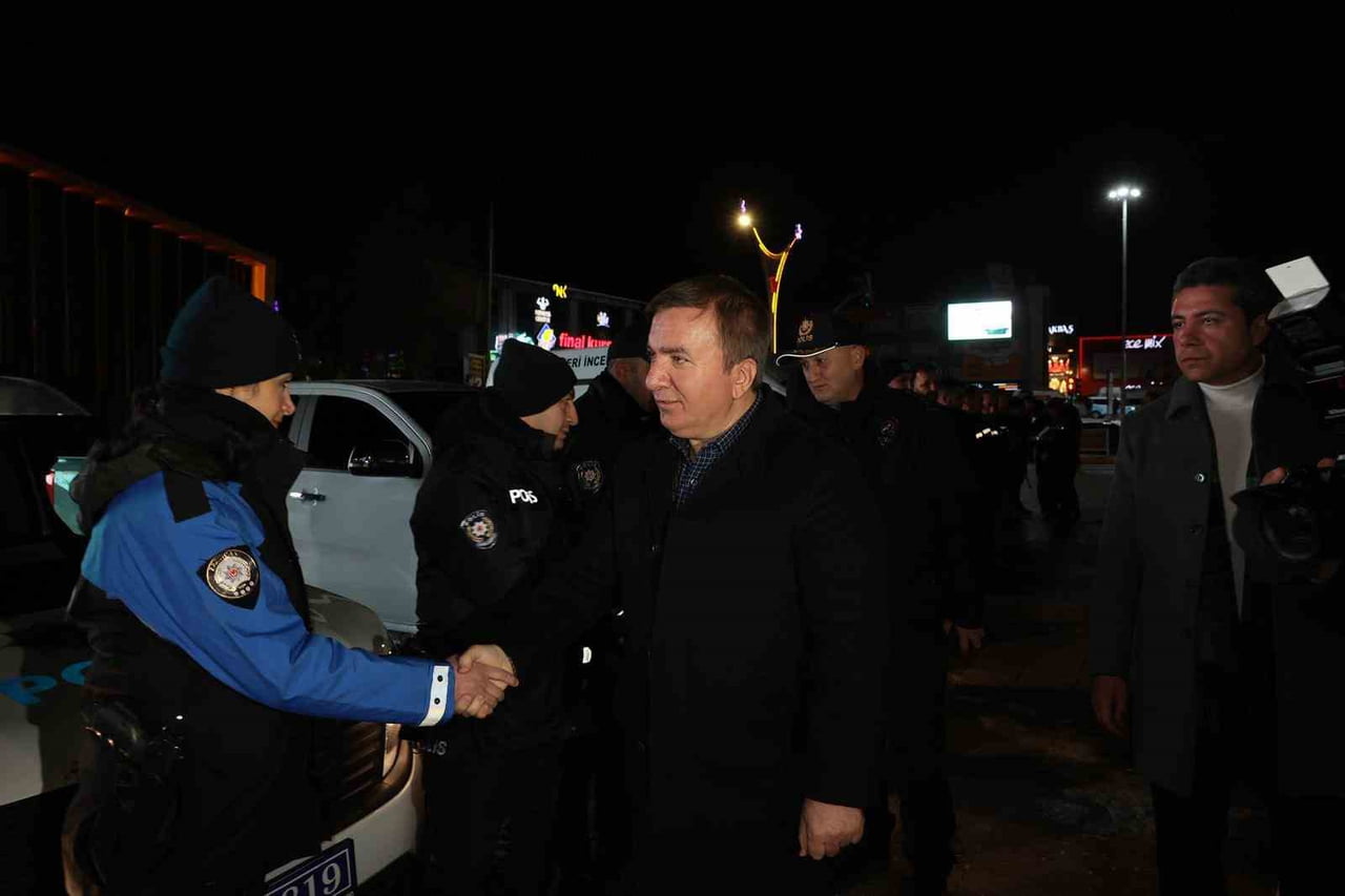 VALİ AYDOĞDU’DAN YILBAŞI GECESİ EMNİYET GÜÇLERİNE MORAL ZİYARETİ