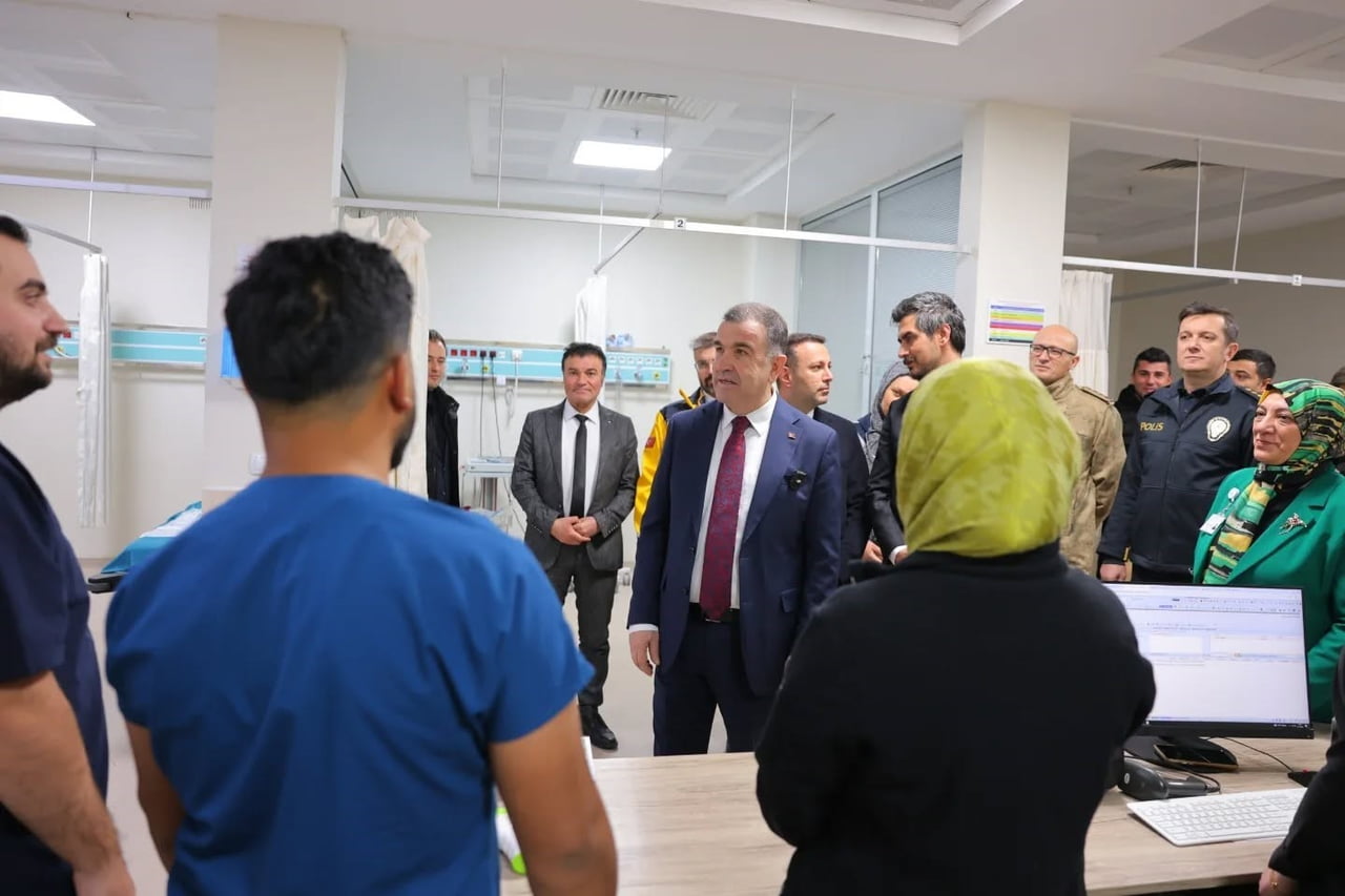 VALİ ELDİVAN'DAN SAĞLIK ÇALIŞANLARINA YENİ YIL ZİYARETİ