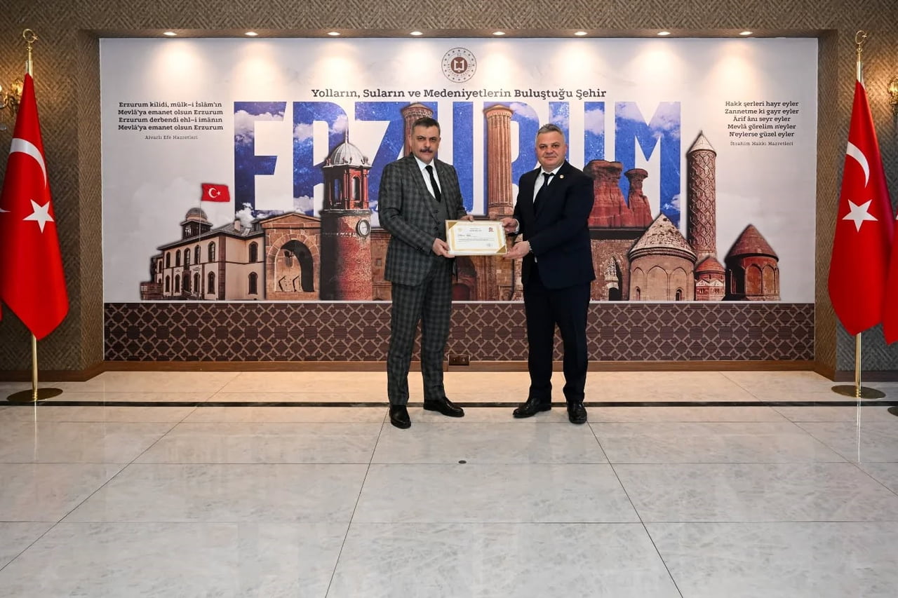 VALİ MUSTAFA ÇİFTÇİ, DSİ 8. BÖLGE MÜDÜRÜ OĞUZHAN YAVUZ’A BAŞARI BELGESİ VERDİ.