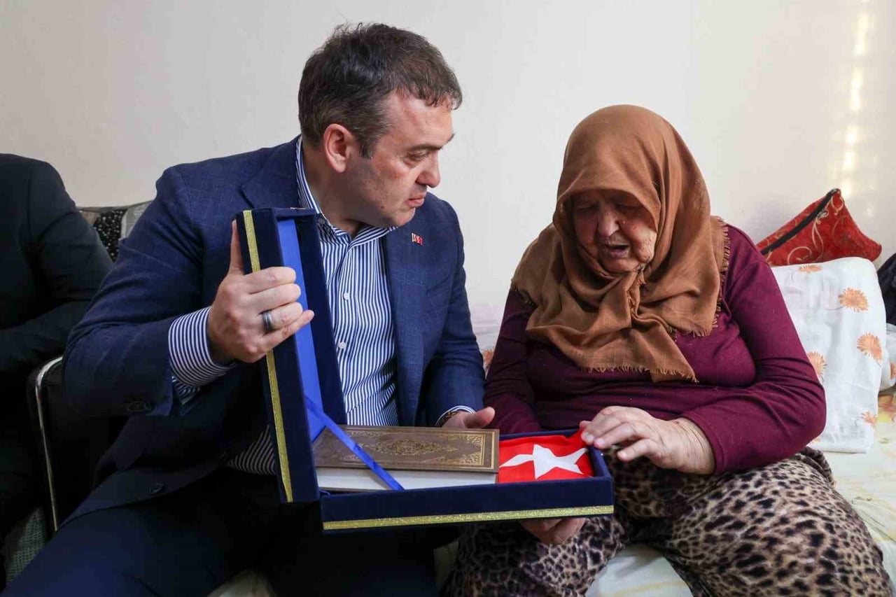 VALİ SÖZER GÖLPAZARI’NDA ŞEHİT AİLESİ İLE BİR ARAYA GELDİ