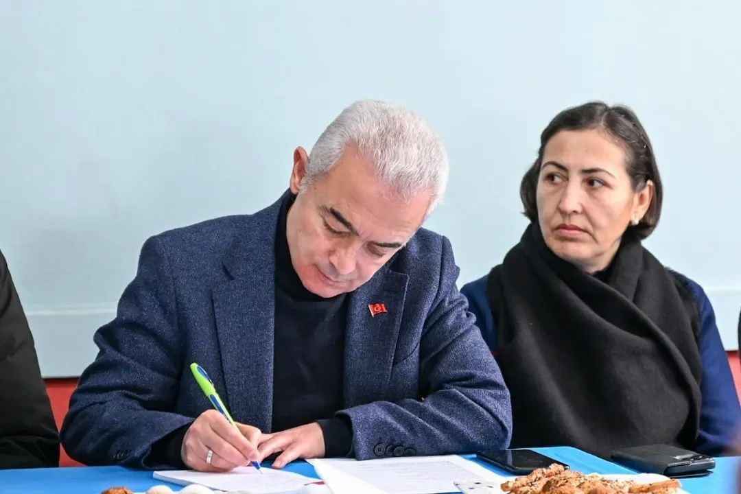 VALİ VATANDAŞTAN GELEN TALEPLERİ NOT ALIRKEN