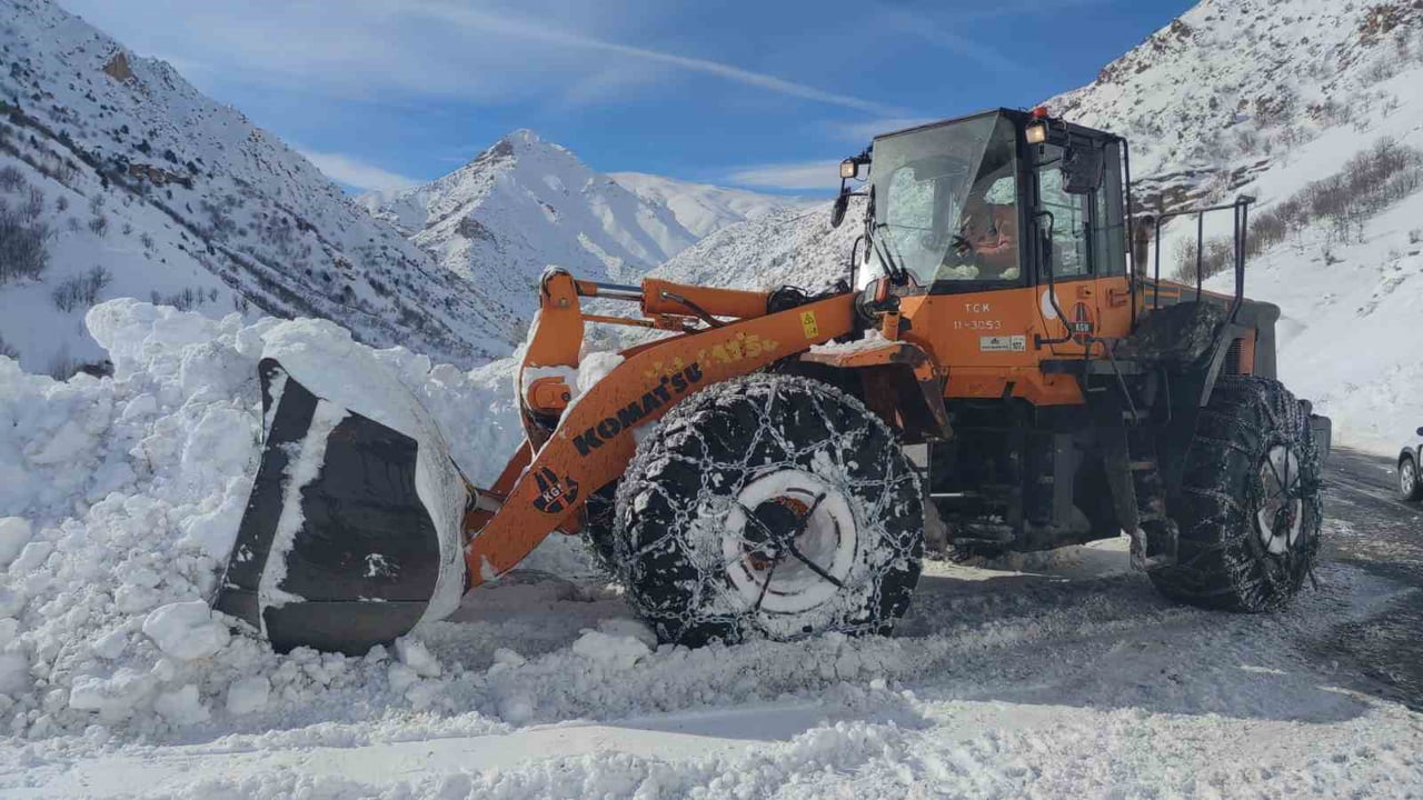 VAN'DA GEÇTİĞİMİZ HAFTA SONUNDAN BU YANA ETKİLİ OLAN ÇIĞ FELAKETLERİ SONRASI KAPANAN VAN-ÇATAK...
