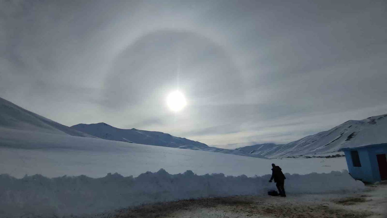 VAN'DA GÜNEŞİN ETRAFINI SARAN HALE GÜZEL ŞÖLEN OLUŞTURDU
