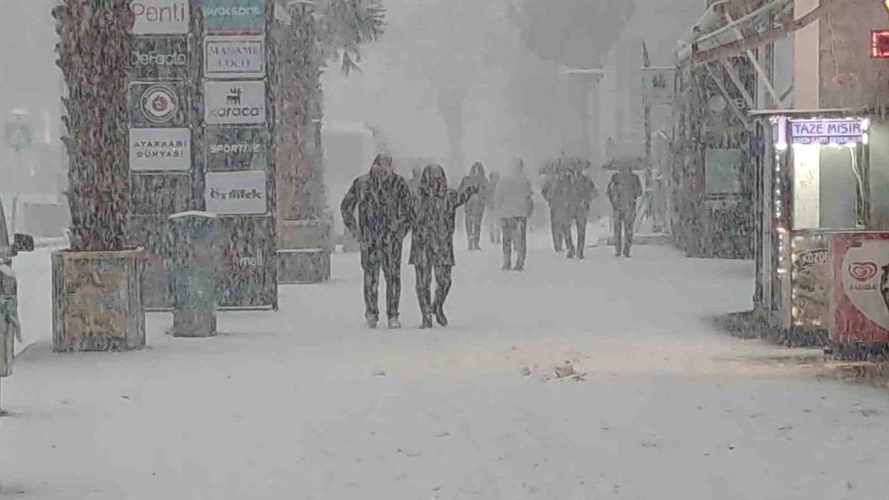 VAN'DA HAFTA SONU ETKİLİ OLAN KAR YAĞIŞI NEDENİYLE 405 YERLEŞİM YERİNİN YOLU ULAŞIMA...