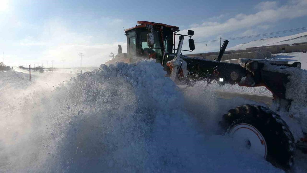 VAN'DA KARDAN DOLAYI KAPANAN 625 YOLDAN 408'İ AÇILDI