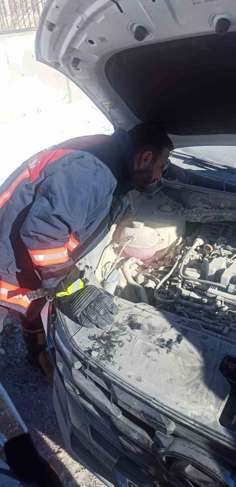 VAN'IN EDREMİT İLÇESİNDE SEYİR HALİNDE İKEN YANMAYA BAŞLAYAN OTOMOBİL, İTFAİYE EKİPLERİ TARAFINDAN...