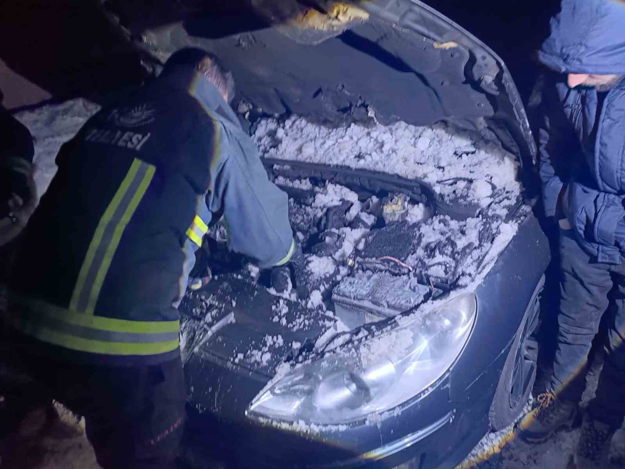 VAN'IN ERCİŞ İLÇESİNDE SEYİR HALİNDEKİ OTOMOBİLİN YANAN MOTORUNA KARLA MÜDAHALE.