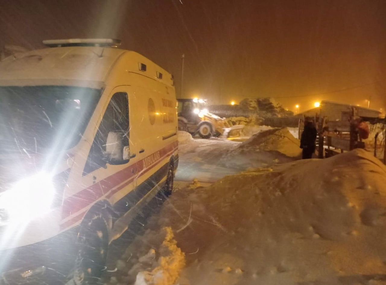 VAN'IN FARKLI NOKTALARINDA KAR YAĞIŞI, FIRTINA VE TİPİ NEDENİYLE MAHSUR KALAN VATANDAŞLARIN...