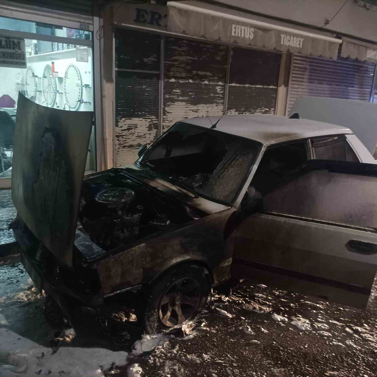 VAN'IN İPEKYOLU İLÇESİNDE PARK HALİNDEKİ OTOMOBİL ALEV ALEV YANDI