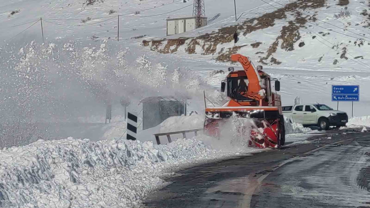 VAN-ÇATAK KARA YOLU 5 GÜN ÖNCE DÜŞEN ÇIĞDAN DOLAYI ULAŞIMA KAPANIRKEN, EKİPLERİN YOĞUN ÇALIŞMASI...
