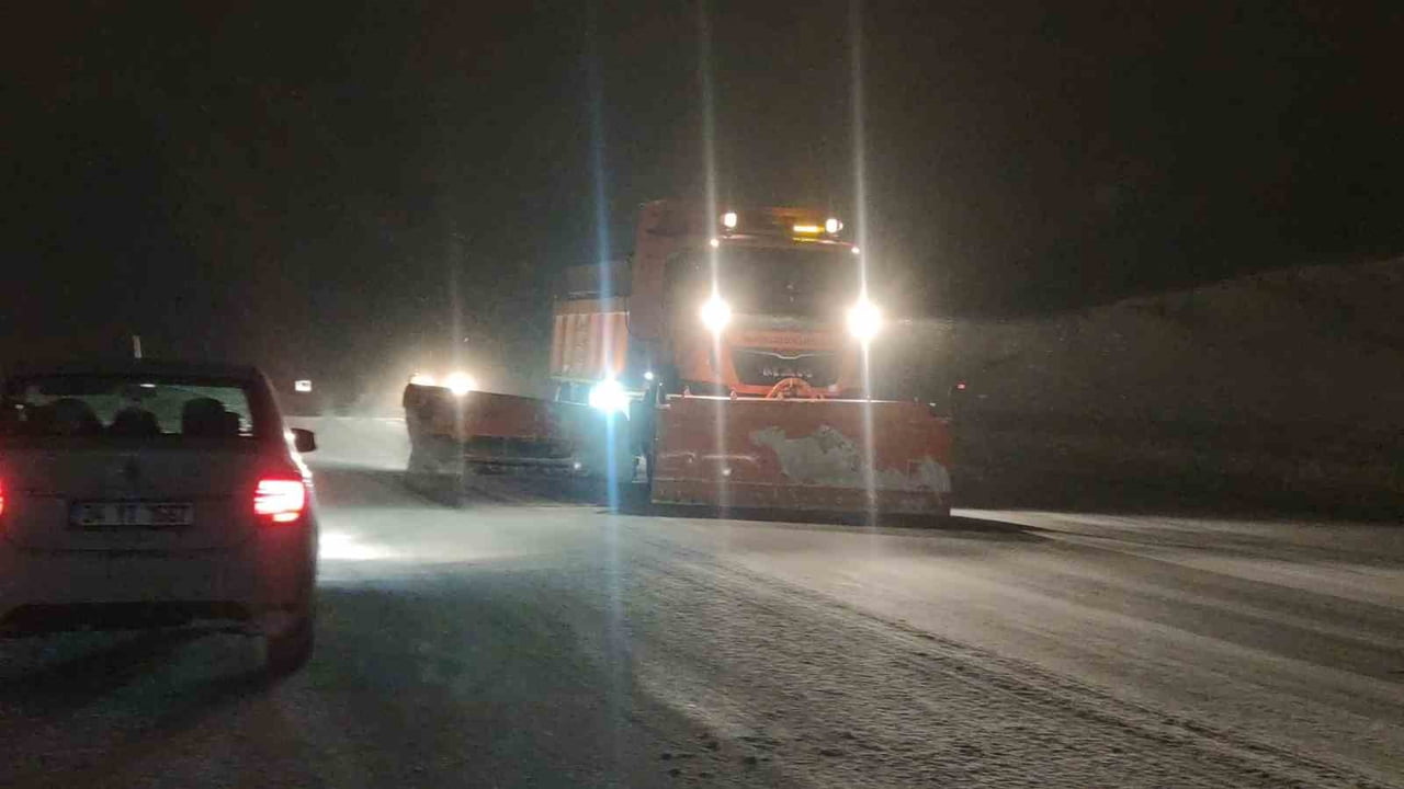 VAN’DA AKŞAM SAATLERİNDE ETKİLİ OLAN KAR YAĞIŞI VE TİPİ YÜKSEK KESİMLERDE ETKİLİ OLURKEN, 341...