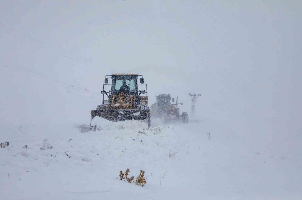VAN’DA ETKİLİ OLAN KAR YAĞIŞI NEDENİYLE 671 YERLEŞİM YERİNİN YOLU ULAŞIMA KAPANDI.