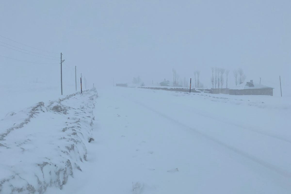 VAN’DA ETKİLİ OLAN KAR YAĞIŞI, TİPİ VE SİS NEDENİYLE ÇATAK KARA YOLU ULAŞIMA KAPATILDI.