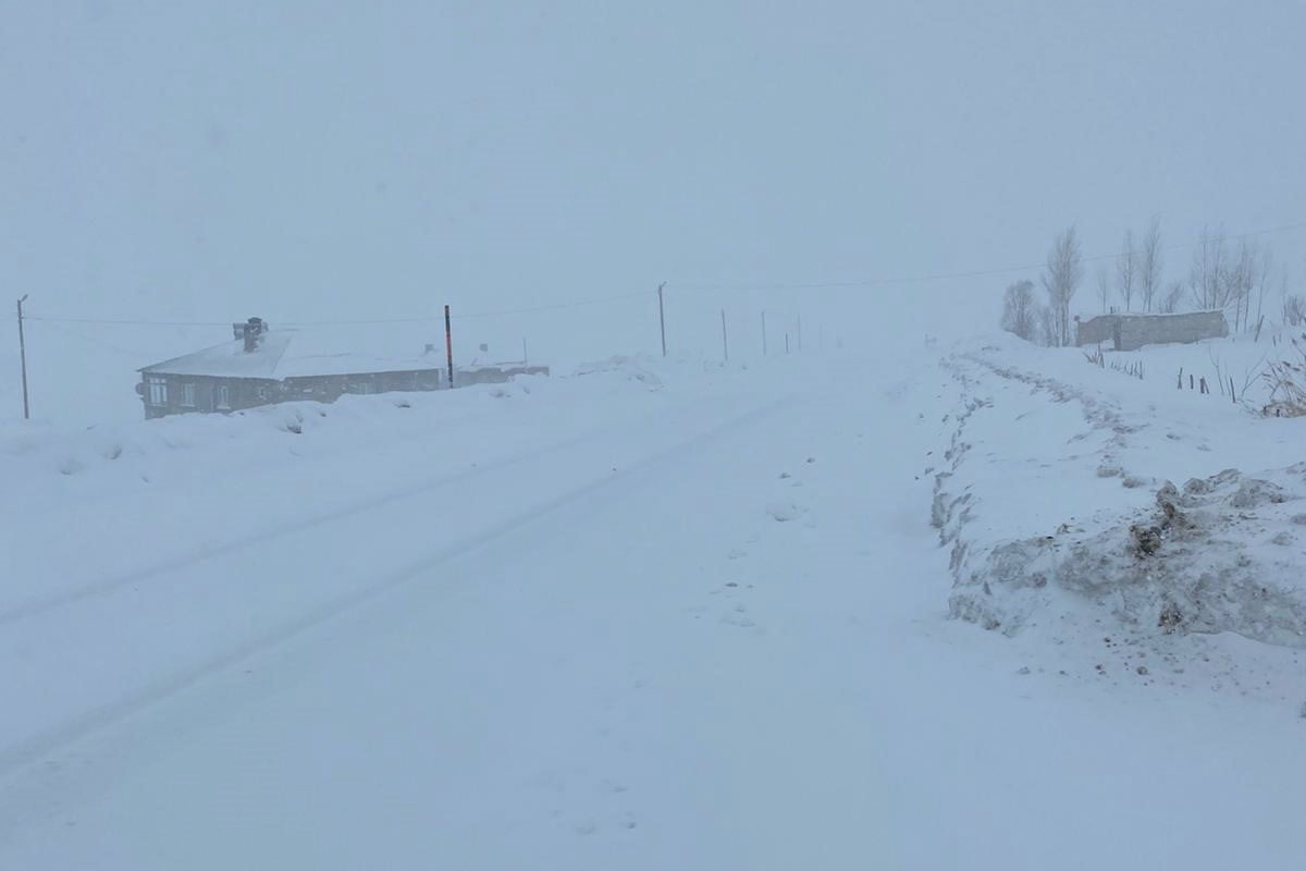 VAN’DA ETKİLİ OLAN KAR YAĞIŞI, TİPİ VE SİS NEDENİYLE ÇATAK KARA YOLU ULAŞIMA KAPATILDI.