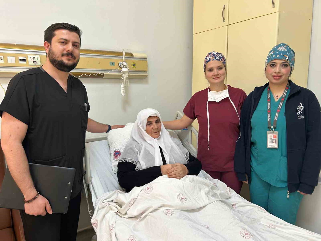 VAN EĞİTİM VE ARAŞTIRMA HASTANESİ’NDE İLK KEZ UYGULANAN "UNİPORTAL VATS" YÖNTEMİYLE, HASTANIN...