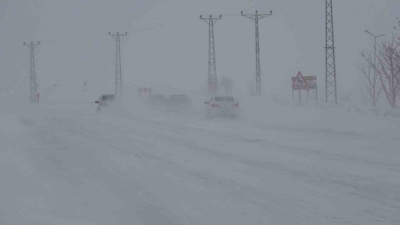 VAN GENELİNDE ÖNCEKİ GÜN  ETKİLİ OLAN KAR YAĞIŞI GÜNLÜK YAŞAMI OLUMSUZ ETKİLERKEN, KENT GENELİNDE...