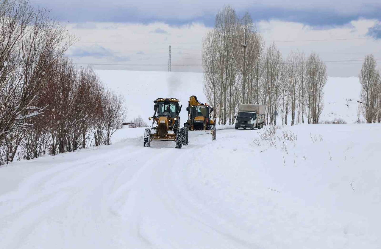 VAN GENELİNDE ÖNCEKİ GÜN ETKİLİ OLAN KAR YAĞIŞI GÜNLÜK YAŞAMI OLUMSUZ ETKİLERKEN, KENT GENELİNDE...