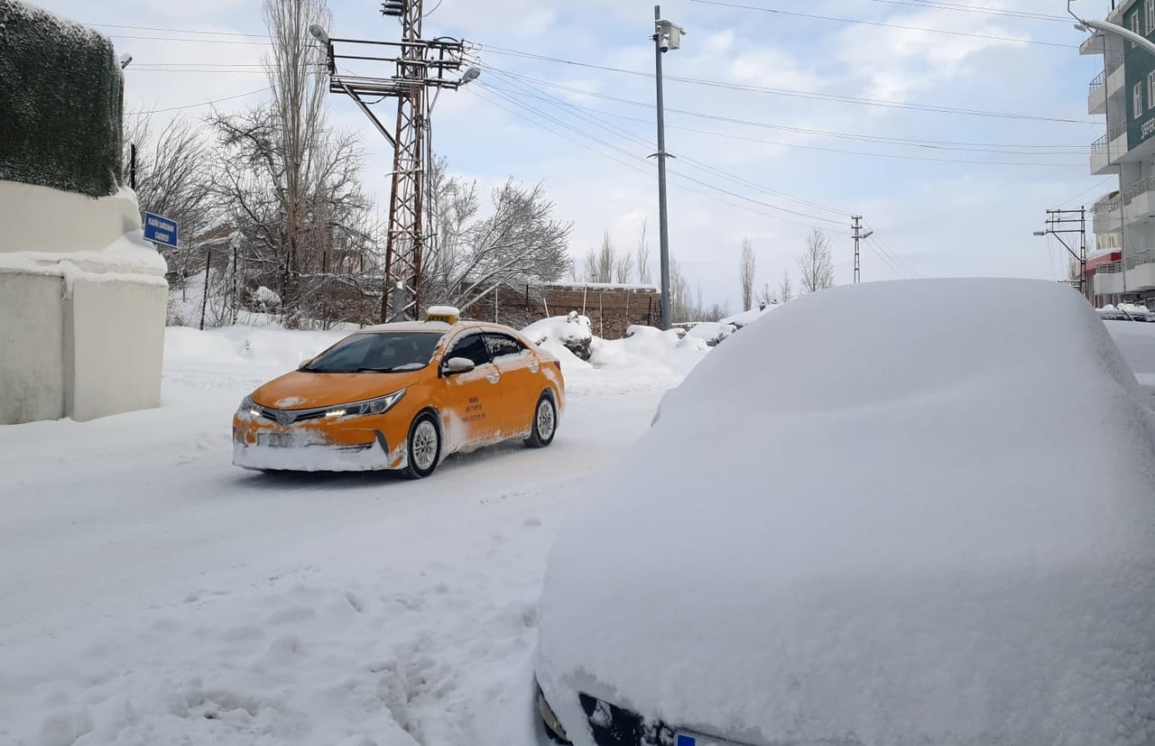 VAN’IN BAŞKALE İLÇESİNDE ETKİLİ OLAN KAR YAĞIŞI NEDENİYLE ARAÇLAR KARA GÖMÜLDÜ, 88 YERLEŞİM...