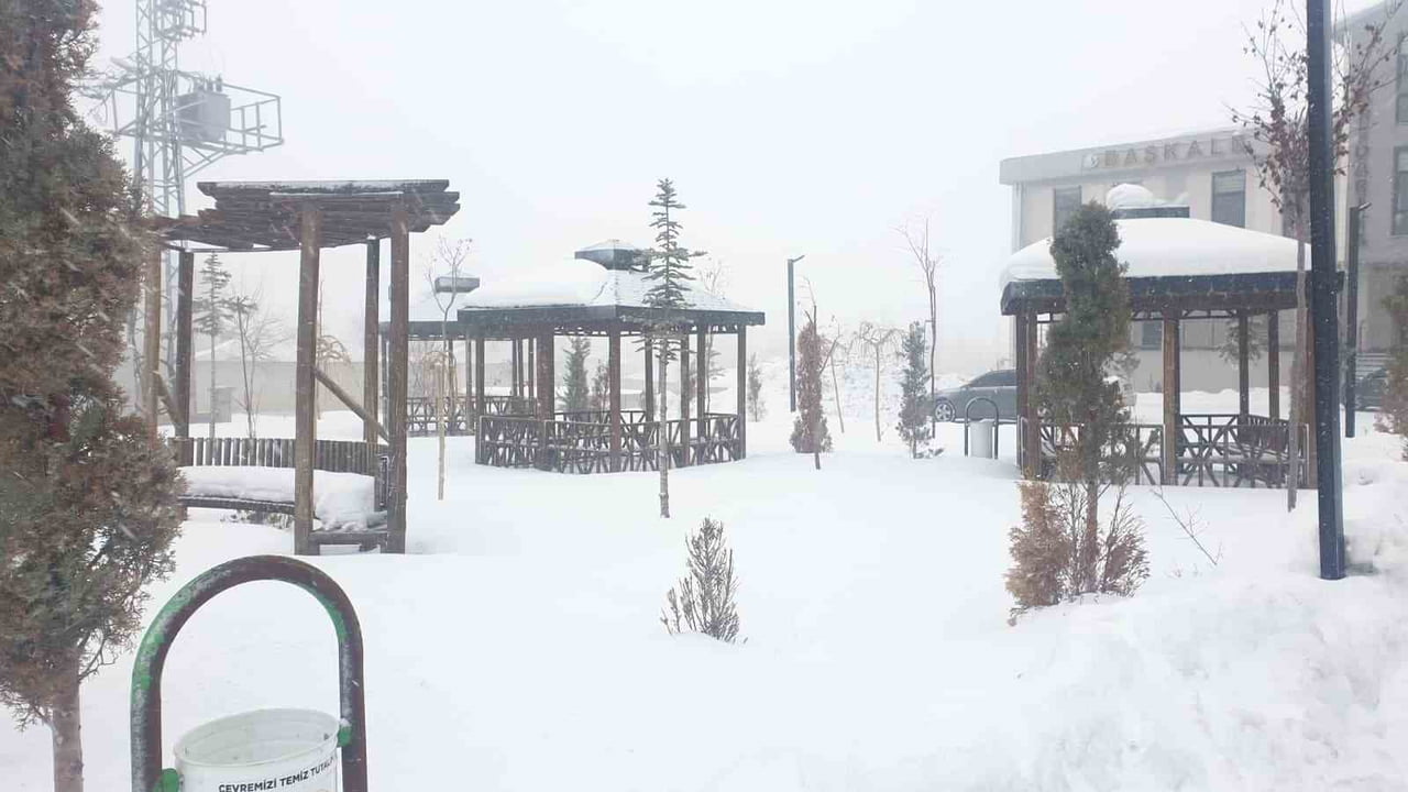 VAN’IN BAŞKALE İLÇESİNDE ETKİLİ OLAN RÜZGÂRLI VE SOĞUK HAVA, ÖĞLE SAATLERİNDE YERİNİ KARA...