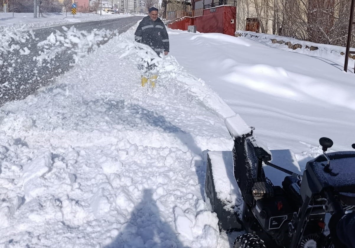 VAN’IN BAŞKALE İLÇESİNDE KAR YAĞIŞININ ETKİSİNİ KAYBETMESİNİN ARDINDAN TEMİZLİK ÇALIŞMASI...