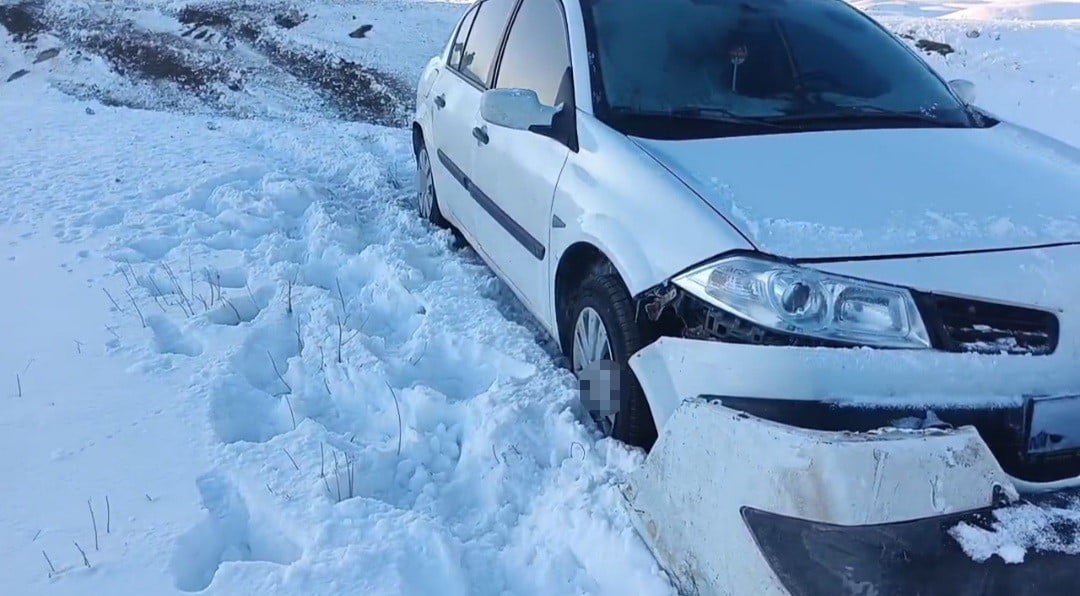 VAN’IN BAŞKALE İLÇESİNDE OTOMOBİL BUZLANMA ETKİSİYLE KONTROLDEN ÇIKIP ŞARAMPOLE DÜŞTÜ.