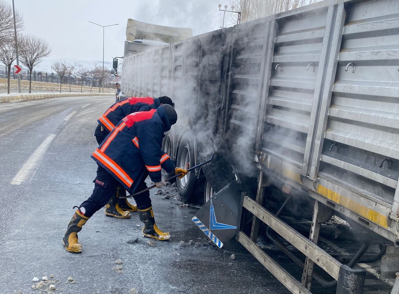 VAN’IN EDREMİT İLÇESİNDE SEYİR HALİNDEKİ TIRIN YANAN LASTİKLERİ İTFAİYE EKİPLERİ TARAFINDAN...