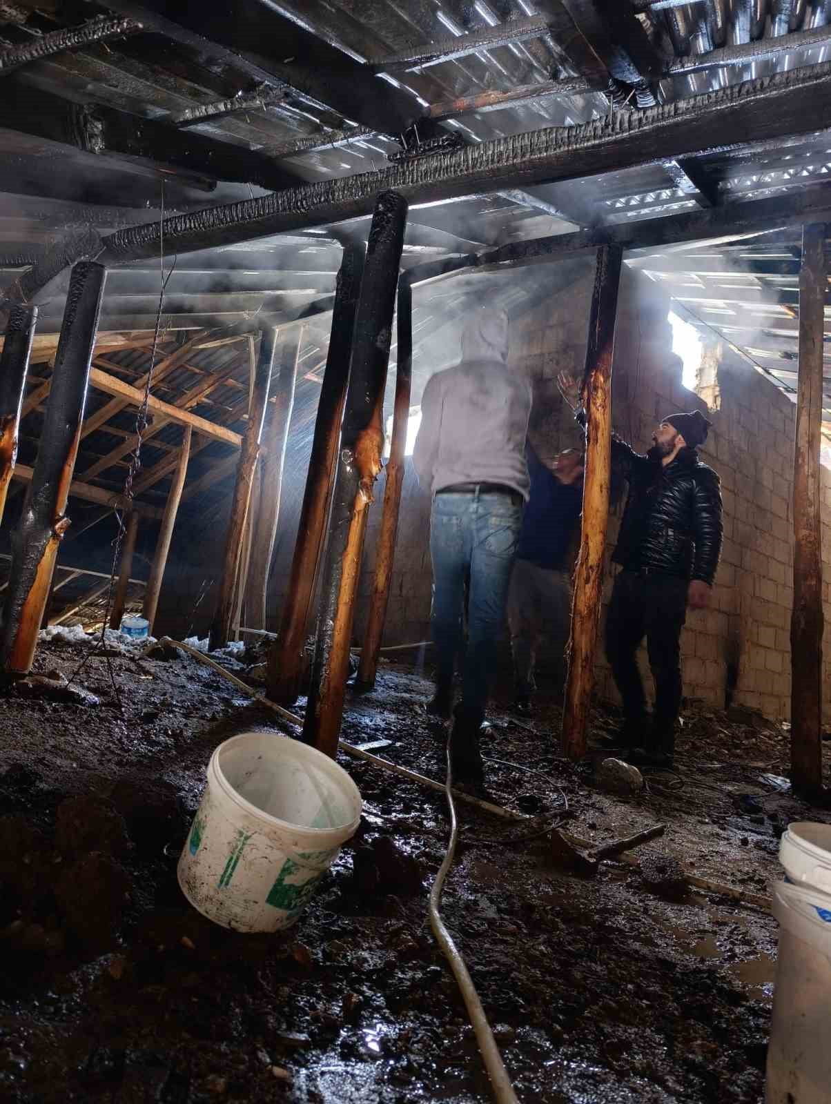 VAN’IN GEVAŞ İLÇESİNDE BİR BİNANIN ÇATISI KATINDA ÇIKAN YANGIN, İTFAİYE EKİPLERİ TARAFINDAN...