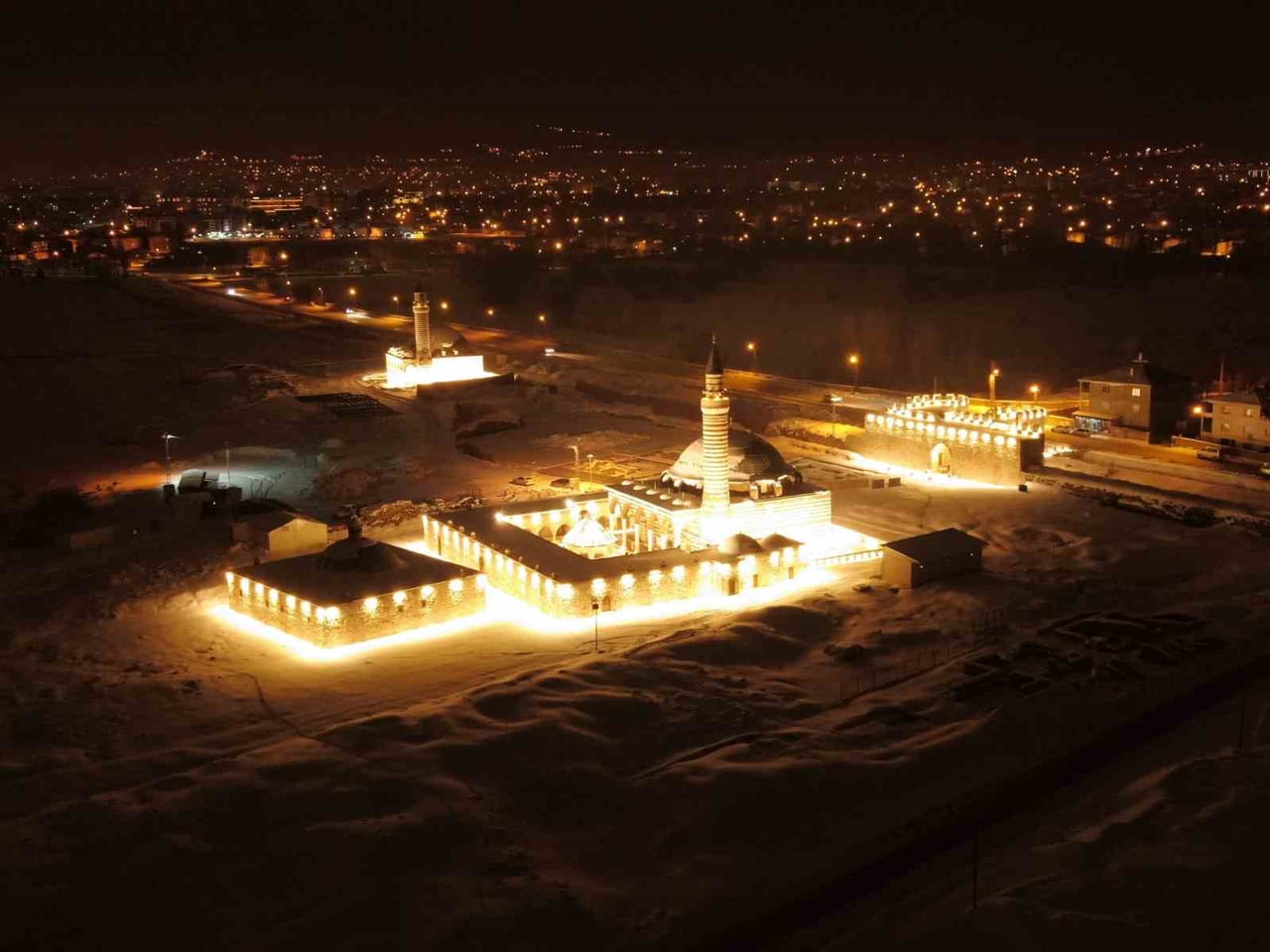 VAN’IN İPEKYOLU İLÇESİNDE BULUNAN VE OSMANLI MİMARİSİNİN EN ZARİF ÖRNEKLERİNDEN BİRİ OLAN TARİHİ...