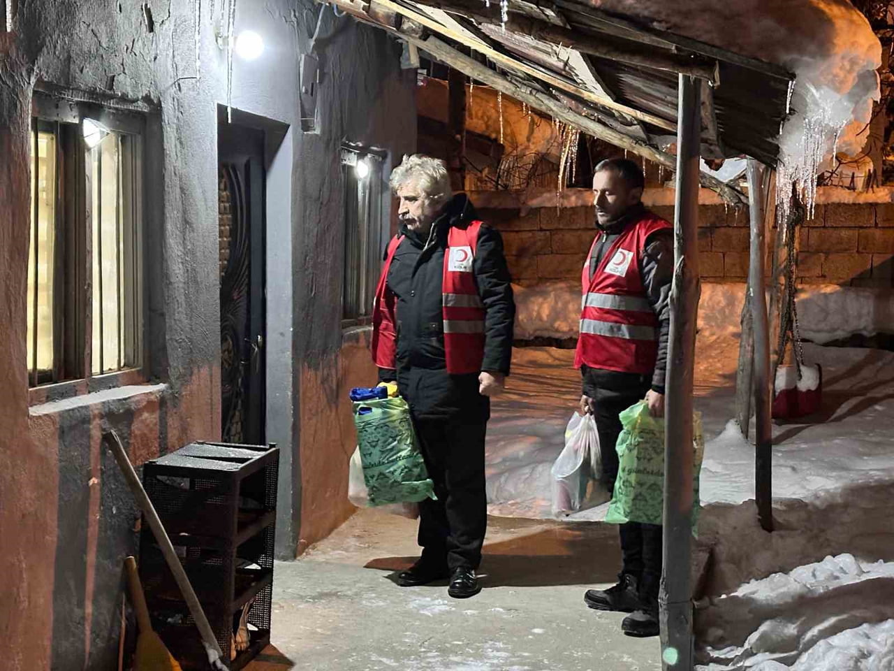 VAN’IN MURADİYE İLÇESİNDE ETKİSİNİ ARTIRAN ZEMHERİ SOĞUĞUNA RAĞMEN KIZILAY GÖNÜLLÜLERİ, İHTİYAÇ...