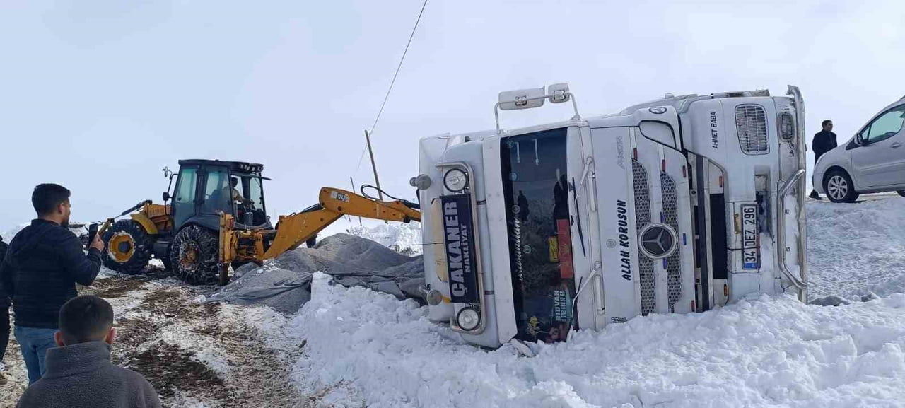 VAN’IN MURADİYE İLÇESİNDE GİZLİ BUZLANMADAN DOLAYI KONTROLDEN ÇIKAN TIR DEVRİLDİ.