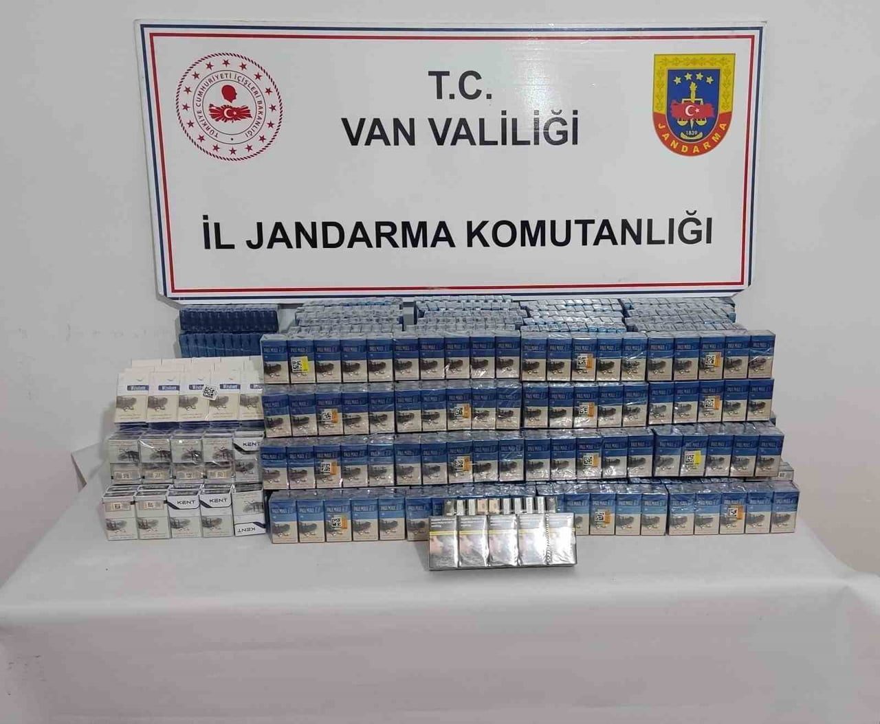 VAN’IN MURADİYE İLÇESİNDE JANDARMA EKİPLERİNCE YÜRÜTÜLEN ÇALIŞMALAR SONUCUNDA KAÇAK SİGARA ELE...
