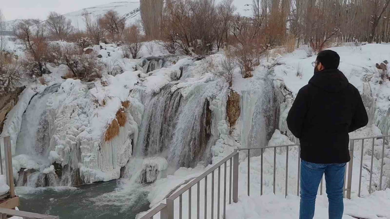 VAN’IN MURADİYE İLÇESİNDE YER ALAN VE HER MEVSİM AYRI GÜZELLİĞİYLE DİKKAT ÇEKEN MURADİYE ŞELALESİ...