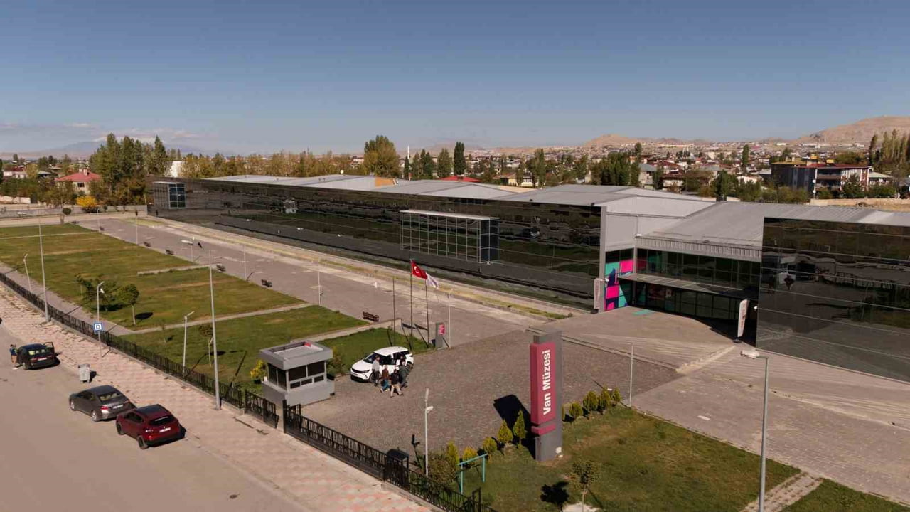 VAN’IN ÖNEMLİ KÜLTÜREL DEĞERLERİNDEN BİRİ OLAN VAN MÜZESİ, ZİYARETÇİLERE DAHA GÜVENLİ VE KONFORLU...