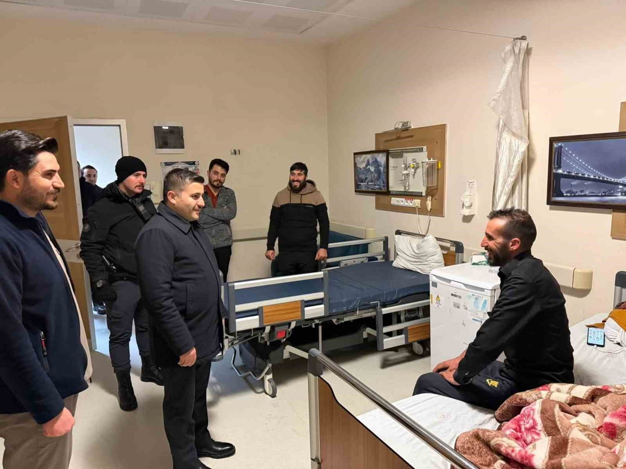 VAN’IN ÖZALP KAYMAKAMI RAHMİ BULUT, YENİ YILA GÖREV BAŞINDAKİ PERSONELLE GİRDİ.