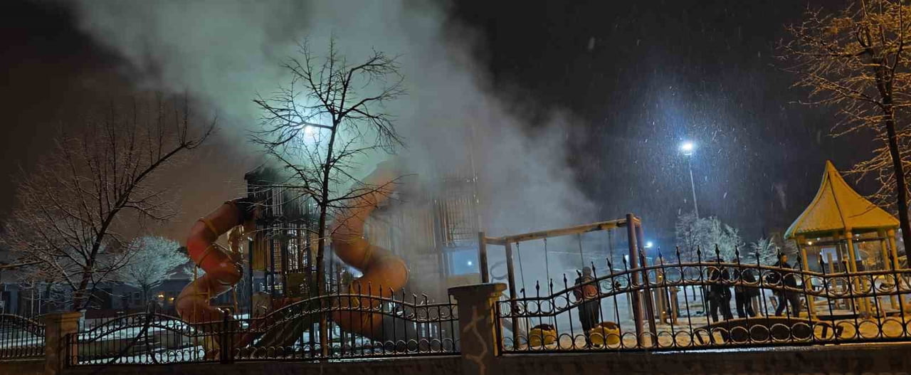 VAN’IN TUŞBA İLÇESİNDE KİMLİĞİ BELİRSİZ 4 KİŞİ TARAFINDAN BİR ÇOCUK PARKI YAKILDI.