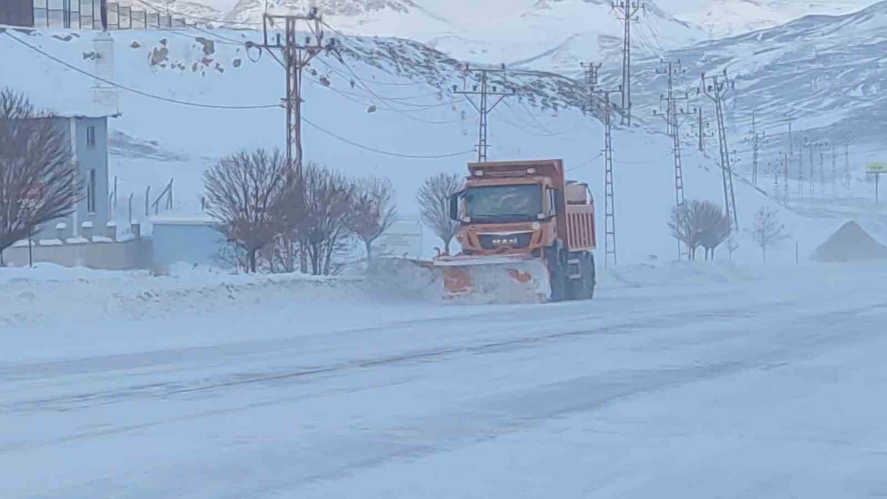 VAN KENT GENELİNDE BİR HAFTADIR ETKİSİNİ SÜRDÜREN KAR YAĞIŞI, YÜKSEK KESİMLERDE YERİNİ ŞİDDETLİ...