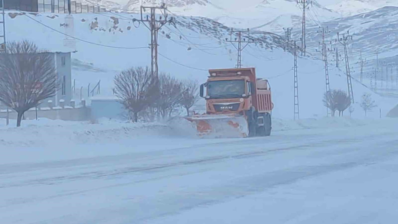 VAN KENT GENELİNDE BİR HAFTADIR ETKİSİNİ SÜRDÜREN KAR YAĞIŞI, YÜKSEK KESİMLERDE YERİNİ ŞİDDETLİ...