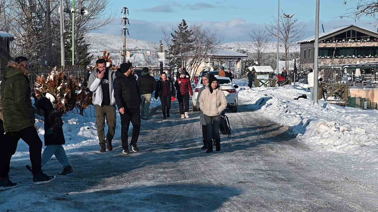VATANDAŞLAR, YAĞIŞ SONRASINDA ÇAMLIK MİLLİ PARKI'NA AKIN ETTİ, KAR MANZARASININ KEYFİNİ...