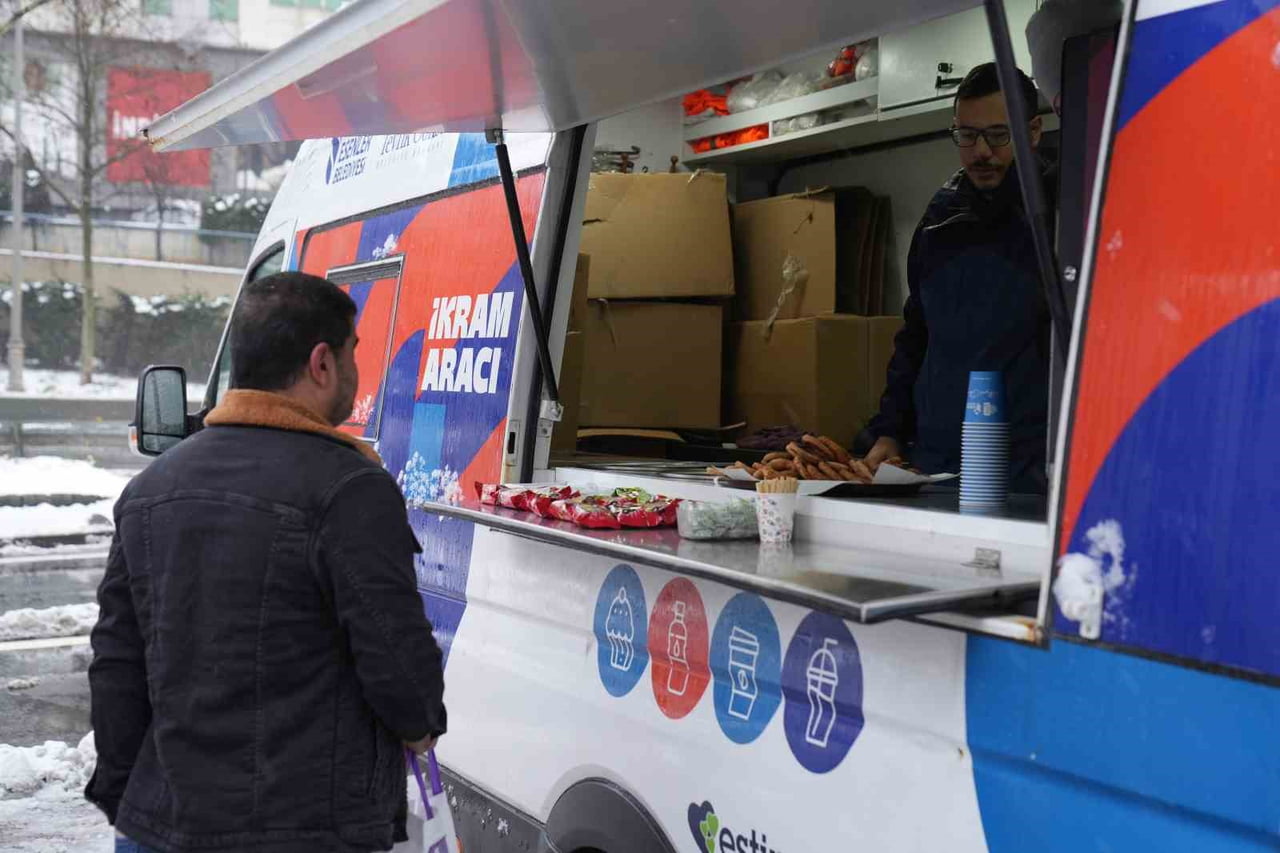 VATANDAŞLARA ÇAY, SİMİT, KAHVE VE SU DAĞITILDI.